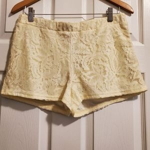 Cream lace shorts-Fits more like a large